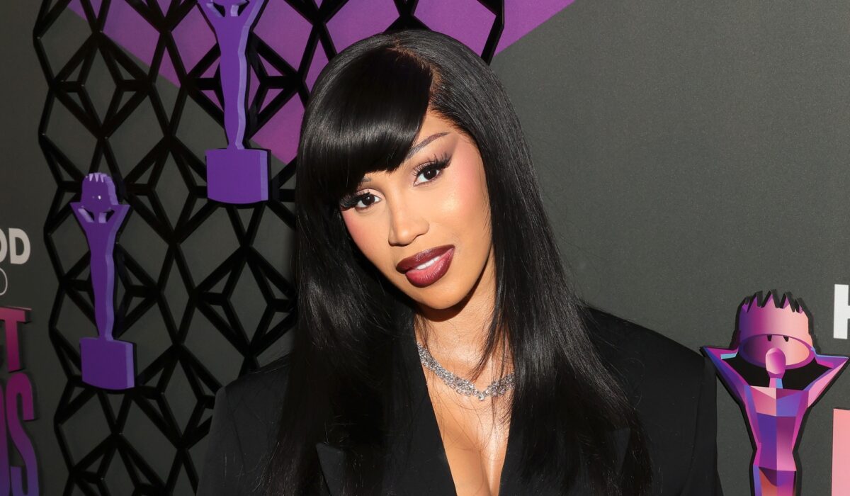Cardi B criticises Donald Trump for promising police immunity img
