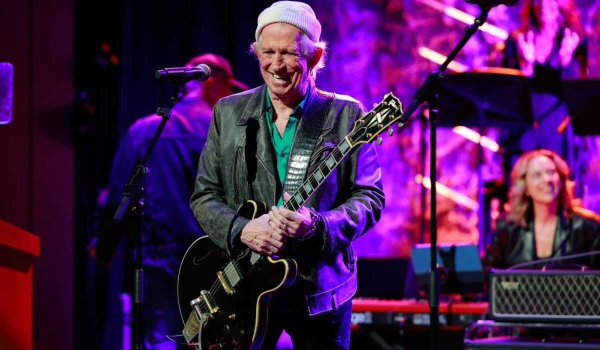 Watch Keith Richards give shock efficiency at Nation Music Corridor Of Fame induction ceremony img