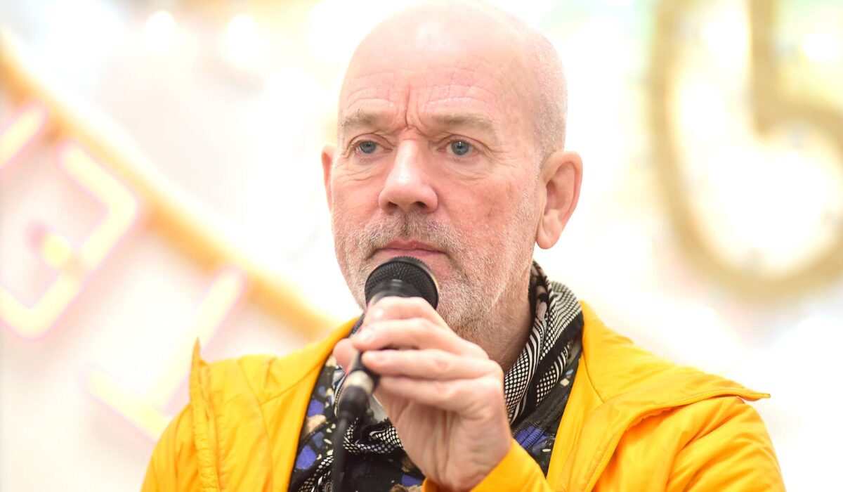 Watch Michael Stipe play R.E.M.’s ‘Wendell Gee’ for first time since 1985 img