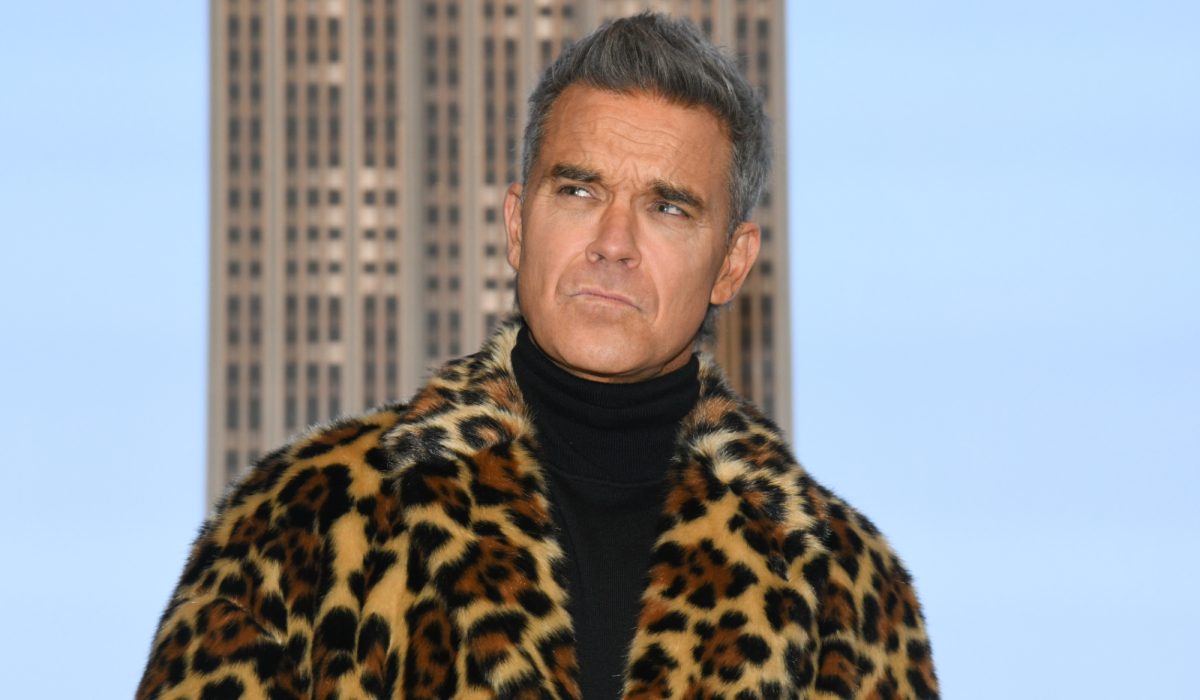 Robbie Williams admits “berating” wheelchair customers for not standing at gig img