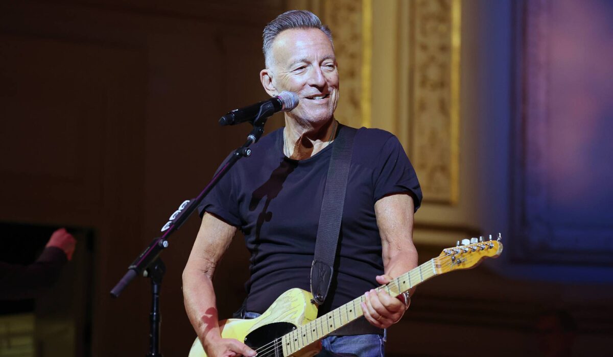 Watch Bruce Springsteen play with Smokey Robinson, Tom Morello, John Fogerty, Jackson Browne and others at New Jersey occasion img