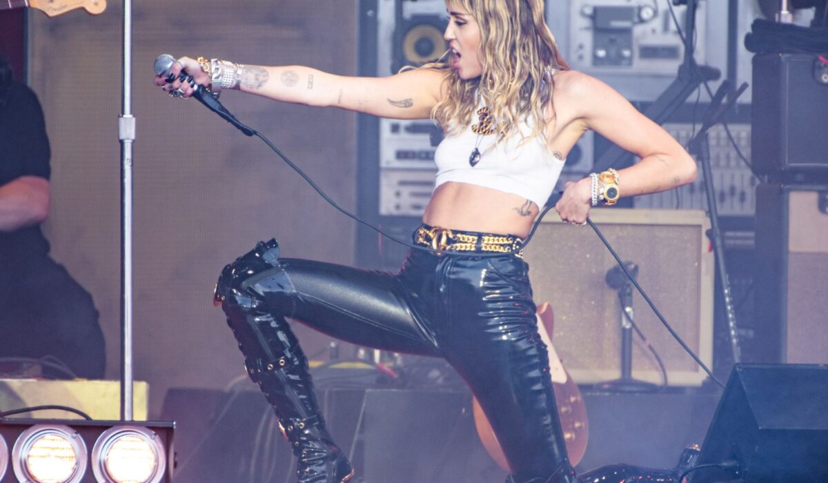 Miley Cyrus says her kneecap began to “disintegrate” after filming video on Hollywood’s Stroll of Fame img