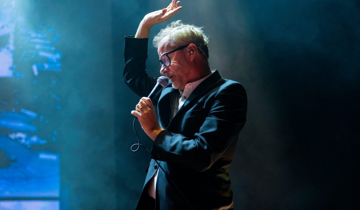 Watch The Nationwide’s Matt Berninger cowl Nirvana’s ‘All Apologies’ and New Order’s ‘Blue Monday img