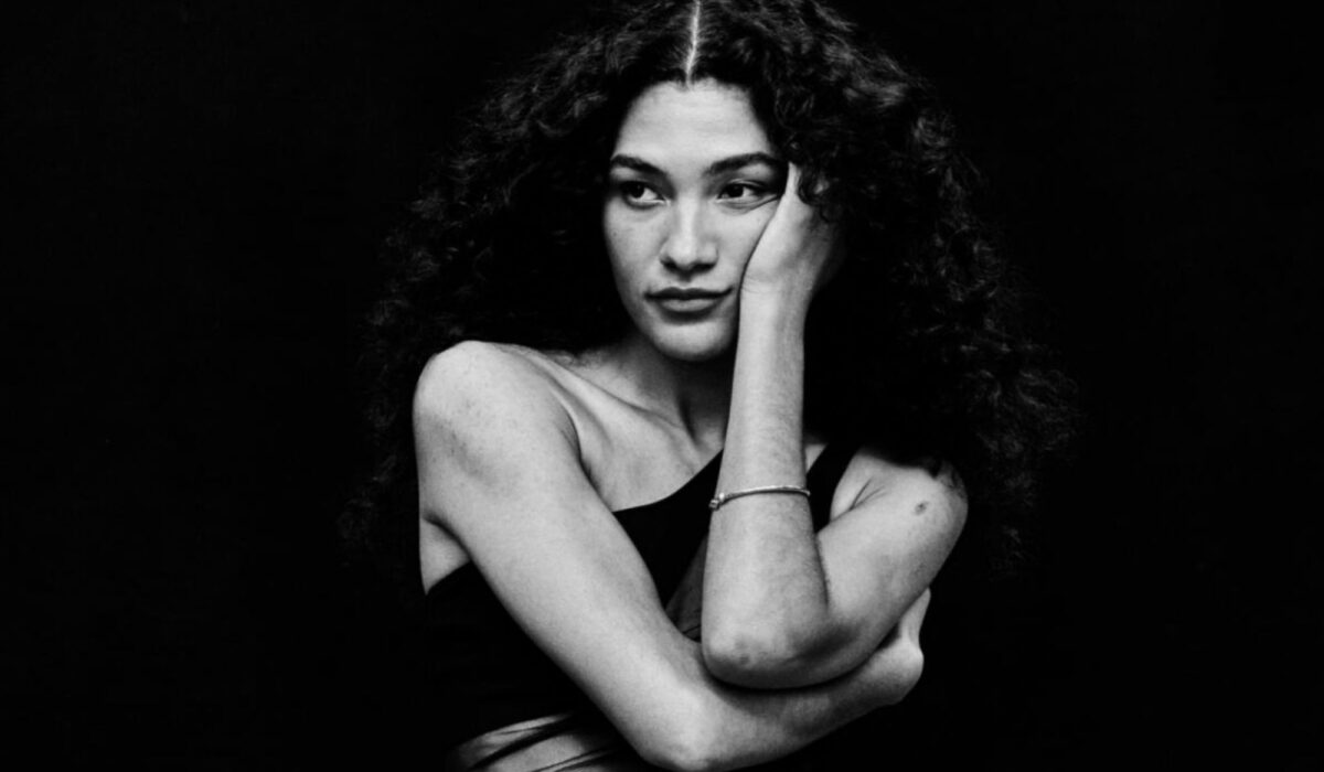 Olivia Dean declares new album titled ‘The Artwork Of Loving’ img